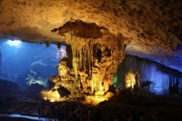 Dau Go Cave Halong