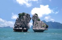 trong mai islet - fighting cock rocks