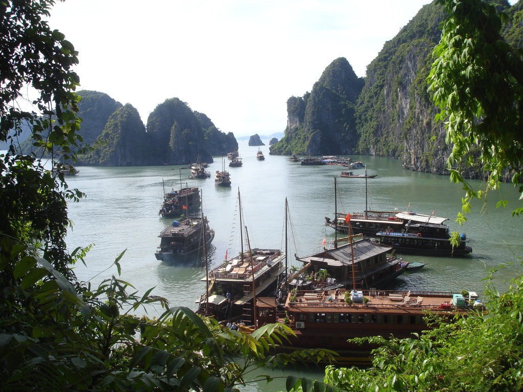 Me Cung Cave Halong