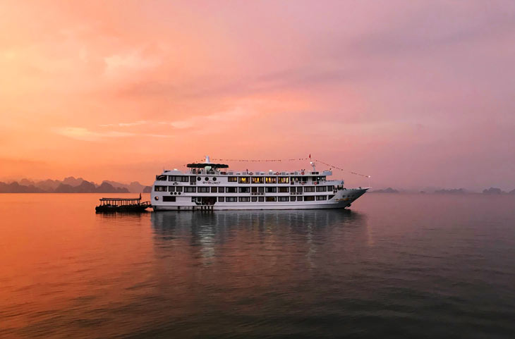 Nighlife tour on Bai Tu Long Bay – Memorable experience