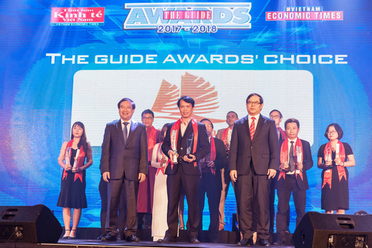 Mr. Bui Van Chi - the Manager of Oriental Sails received the Award The Guide 2018
